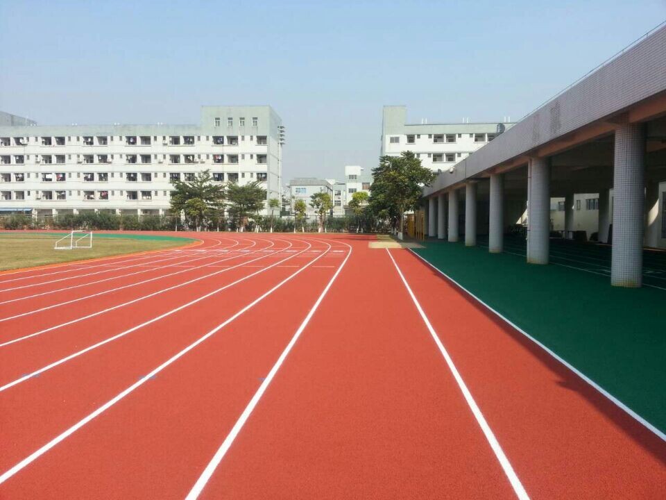 学校自结纹跑道